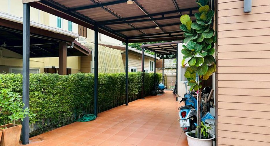 For sale 5 bedrooms house in Si Racha, Chonburi