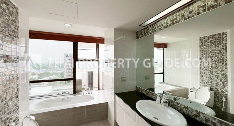 For rent 3 bedrooms condo in Yan Nawa, Bangkok
