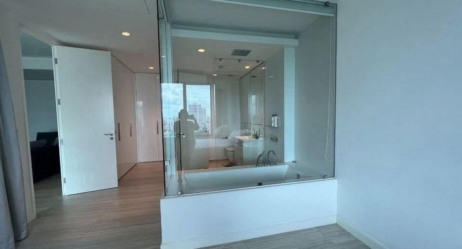 For rent 2 bedrooms condo in Pathum Wan, Bangkok