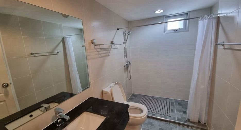 For rent 2 bedrooms condo in Huai Khwang, Bangkok