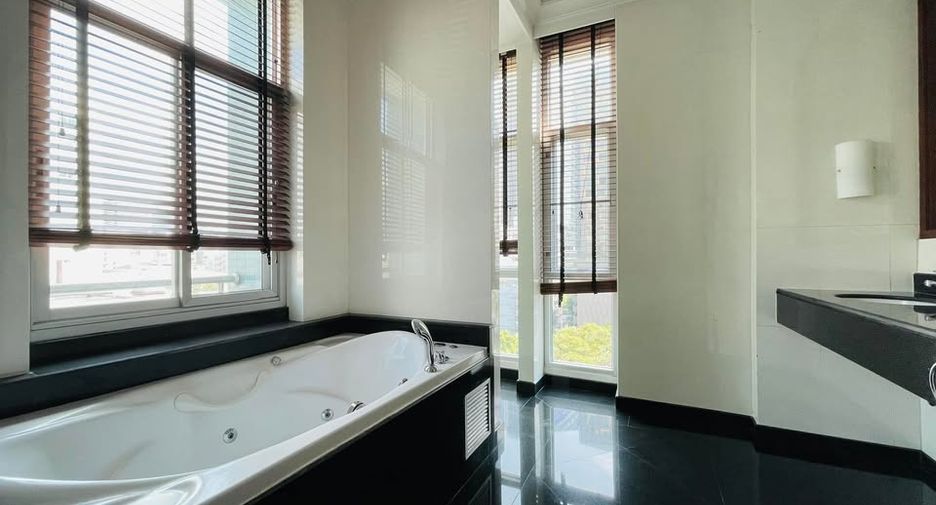 For rent 4 bedrooms condo in Thawi Watthana, Bangkok