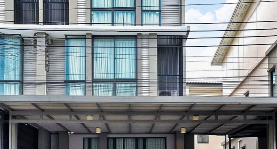 For sale 3 bedrooms townhouse in Suan Luang, Bangkok