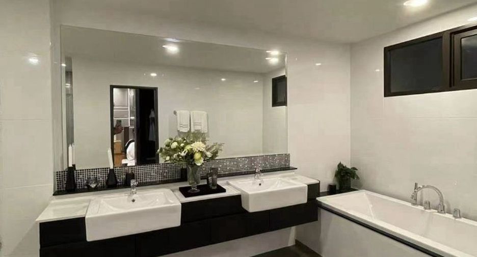 For sale 5 bedrooms house in Wang Thonglang, Bangkok