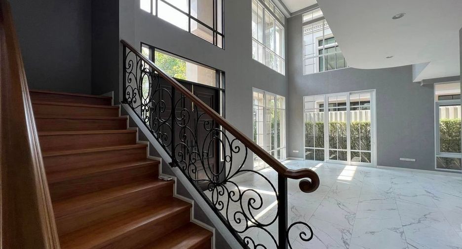 For sale 5 bedrooms house in Yan Nawa, Bangkok
