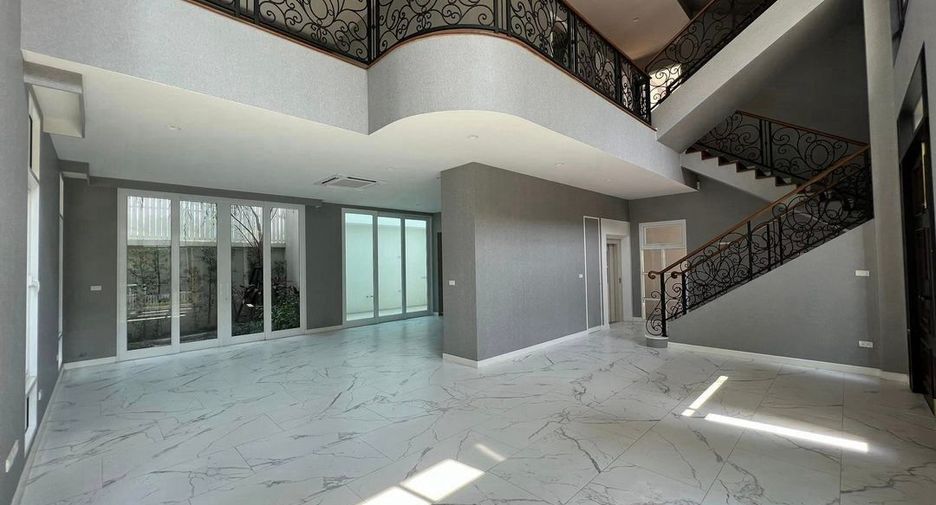 For sale 5 bedrooms house in Yan Nawa, Bangkok