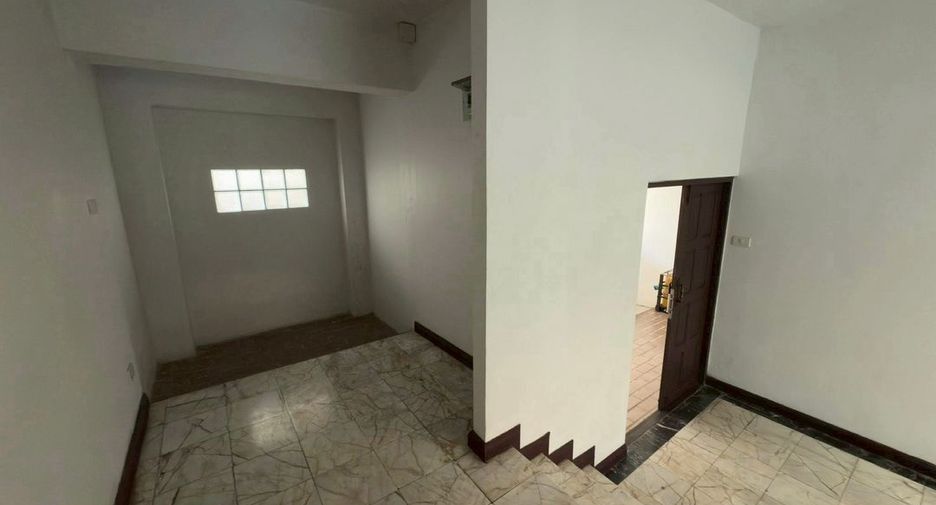 For rent 3 bedrooms townhouse in Watthana, Bangkok