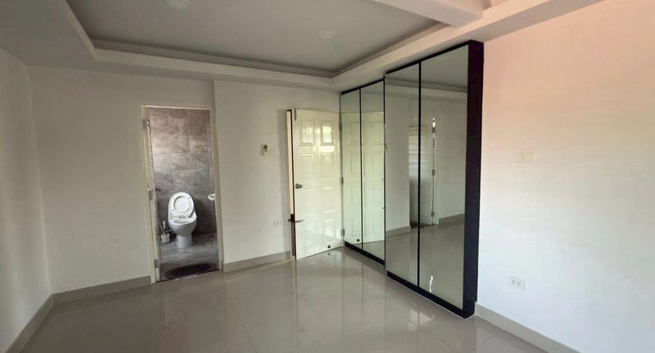For rent 3 bedrooms townhouse in Watthana, Bangkok