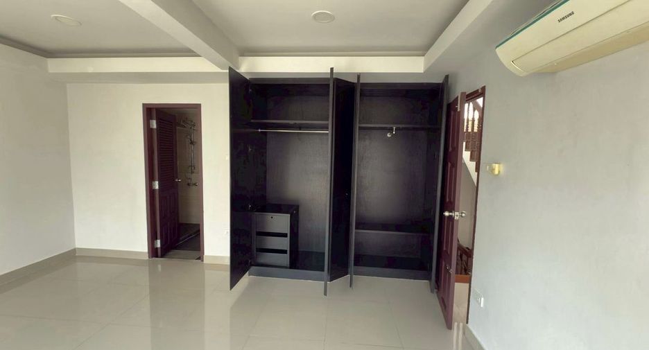 For rent 3 bedrooms townhouse in Watthana, Bangkok