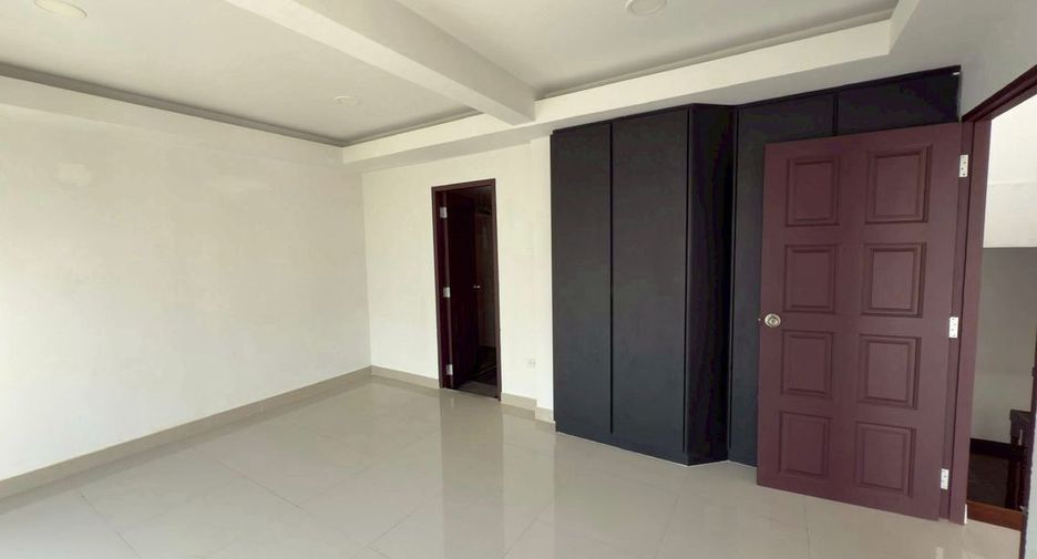 For rent 3 bedrooms townhouse in Watthana, Bangkok