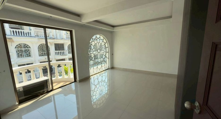 For rent 3 bedrooms townhouse in Watthana, Bangkok