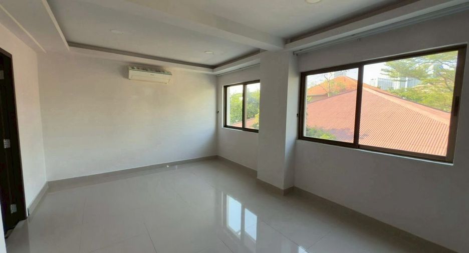 For rent 3 bedrooms townhouse in Watthana, Bangkok