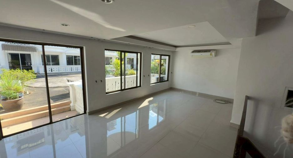 For rent 3 bedrooms townhouse in Watthana, Bangkok