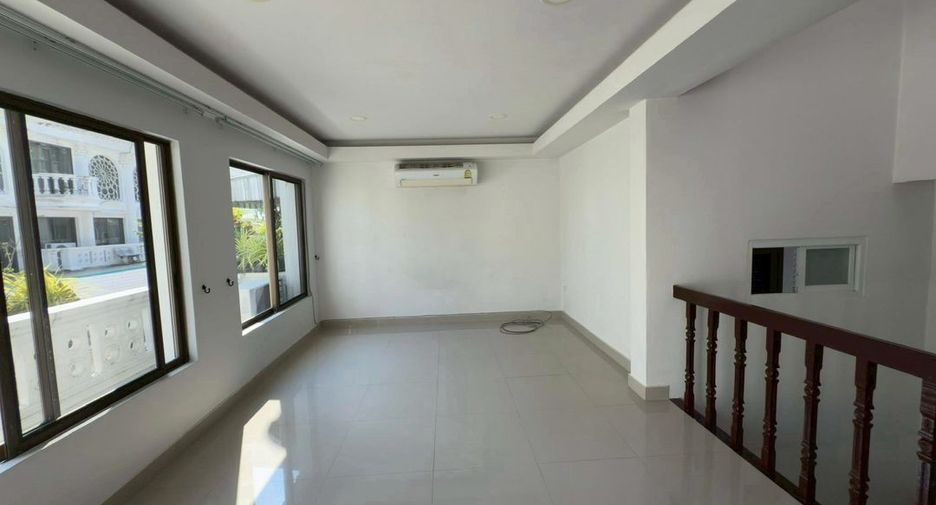 For rent 3 bedrooms townhouse in Watthana, Bangkok