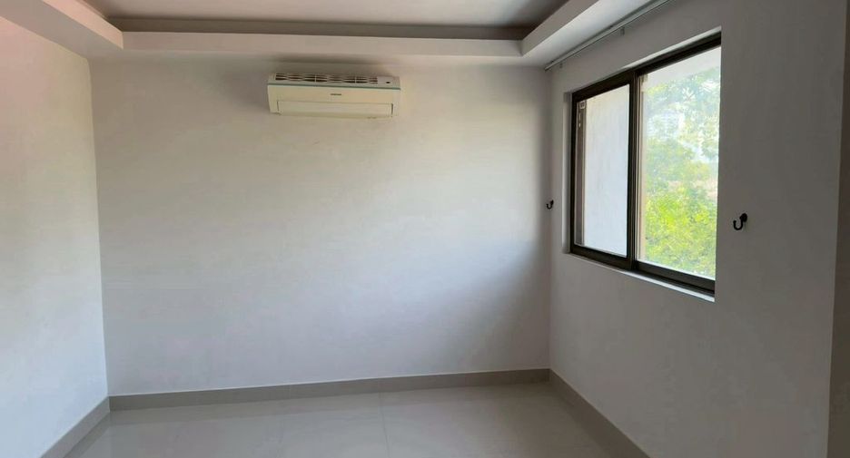 For rent 3 bedrooms townhouse in Watthana, Bangkok