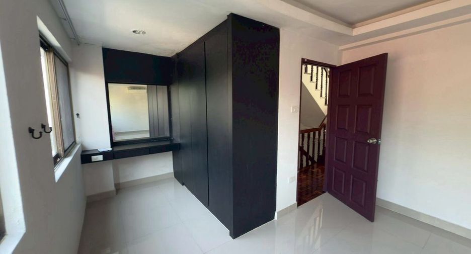 For rent 3 bedrooms townhouse in Watthana, Bangkok