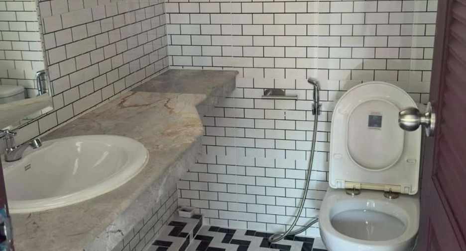 For rent 3 bedrooms townhouse in Watthana, Bangkok