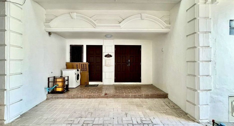 For rent 3 bedrooms townhouse in Watthana, Bangkok