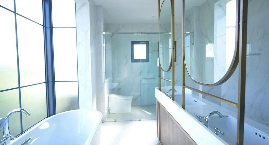 For sale 5 bedrooms house in Bang Kapi, Bangkok