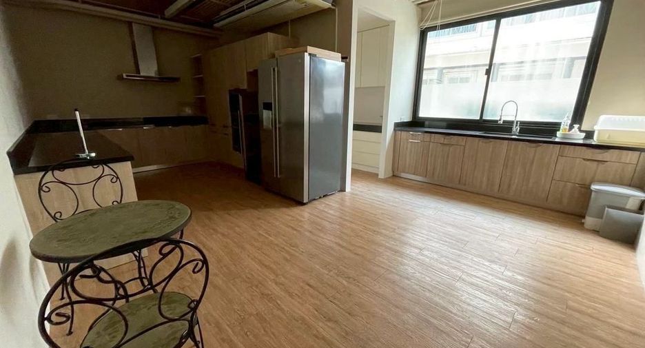 For rent retail Space in Watthana, Bangkok