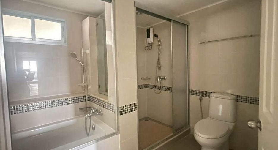 For rent 3 bedrooms condo in Yan Nawa, Bangkok