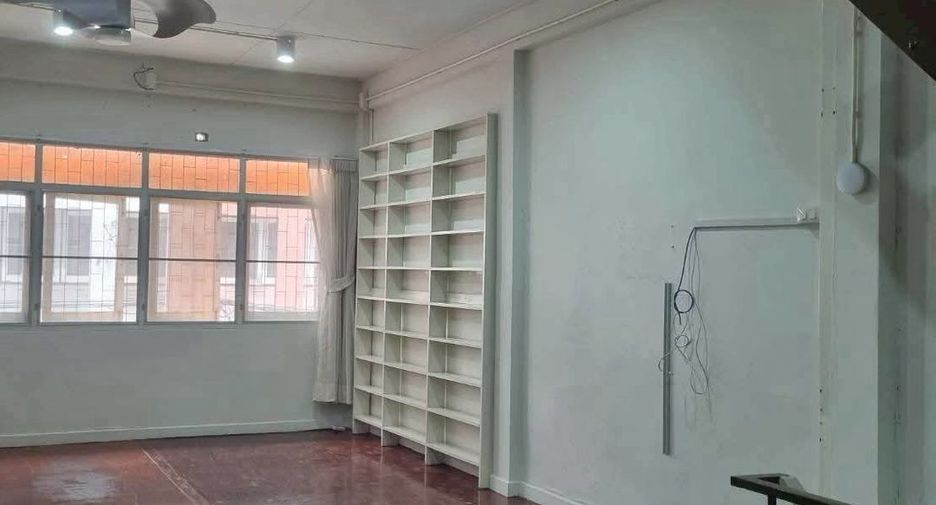For rent 3 bedrooms retail Space in Phra Khanong, Bangkok