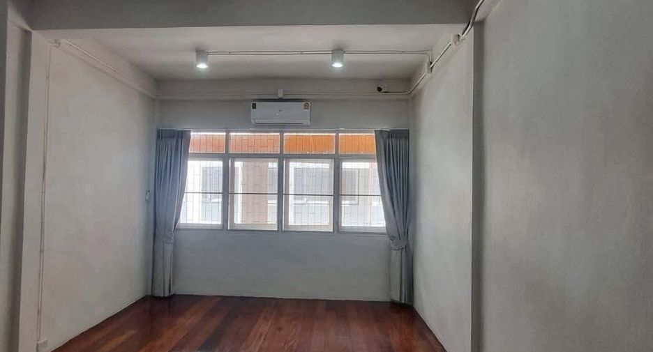 For rent 3 bedrooms retail Space in Phra Khanong, Bangkok