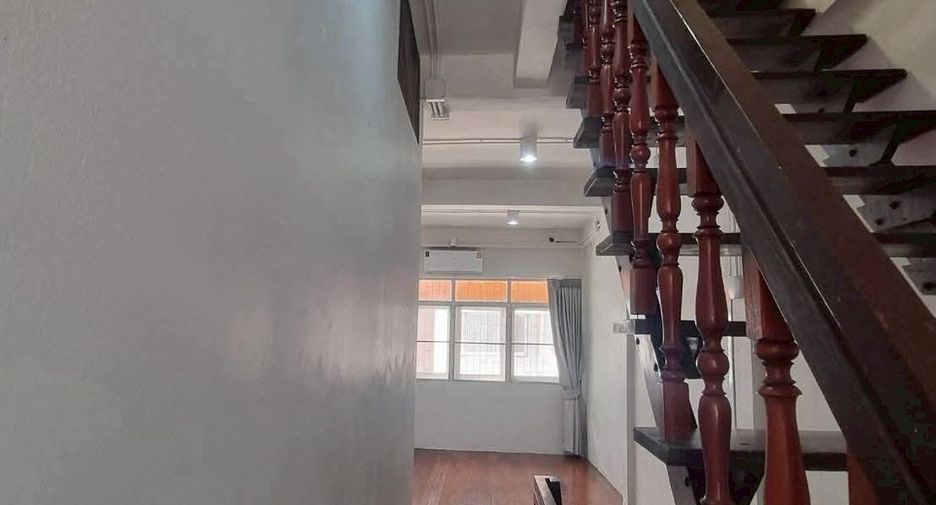 For rent 3 bedrooms retail Space in Phra Khanong, Bangkok