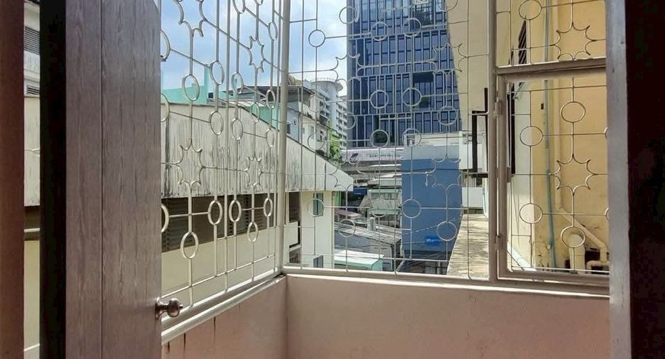 For rent 3 bedrooms retail Space in Phra Khanong, Bangkok
