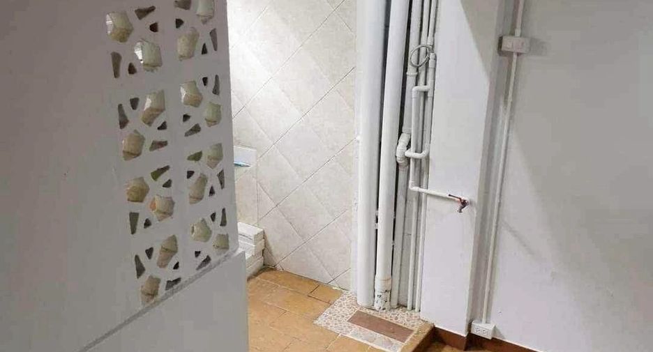For rent 3 bedrooms retail Space in Phra Khanong, Bangkok