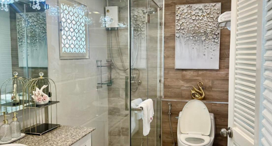 For rent and for sale 4 bedrooms townhouse in Lat Phrao, Bangkok