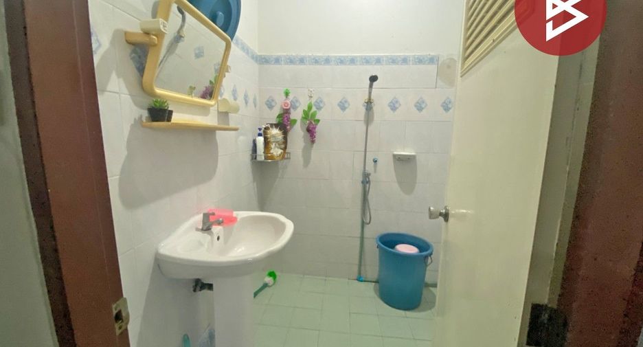 À vendre 2 chambres maison de ville à Mueang Suphanburi, Suphan Buri