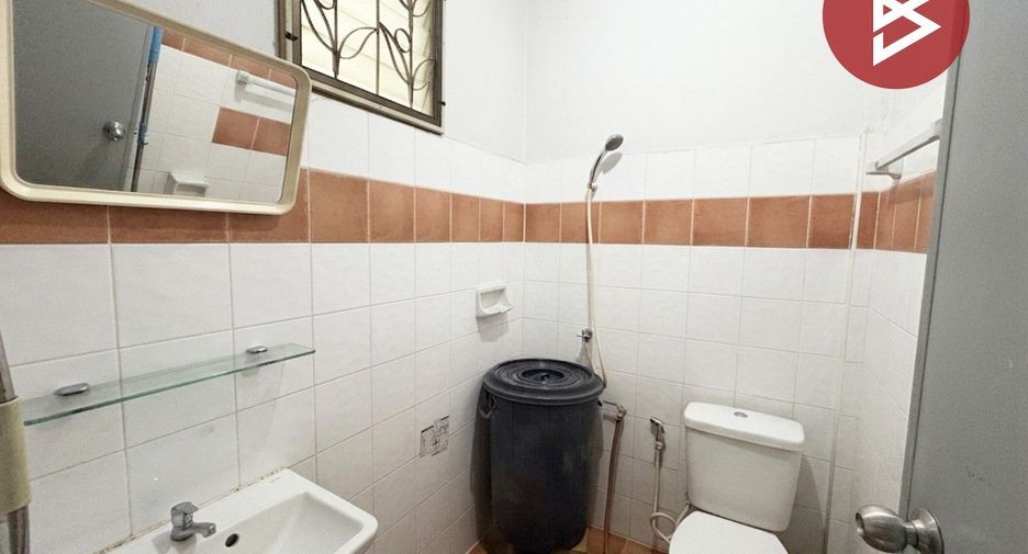 Casa adosada en venta de 2 habitaciones en Sam Khok, Pathum Thani
