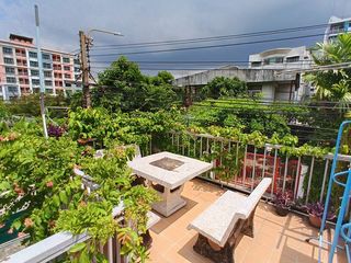 For sale 8 ベッドルーム house in Phra Khanong, Bangkok