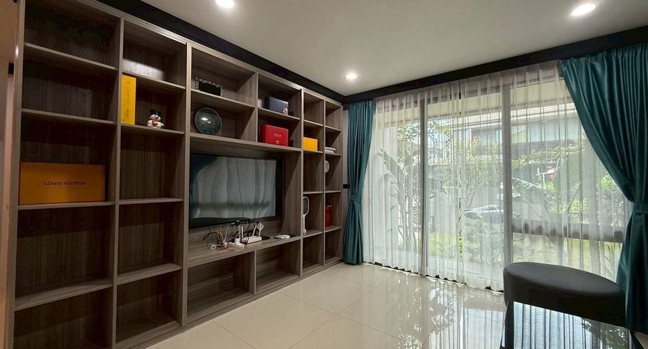For rent 4 bedrooms house in Bang Kapi, Bangkok