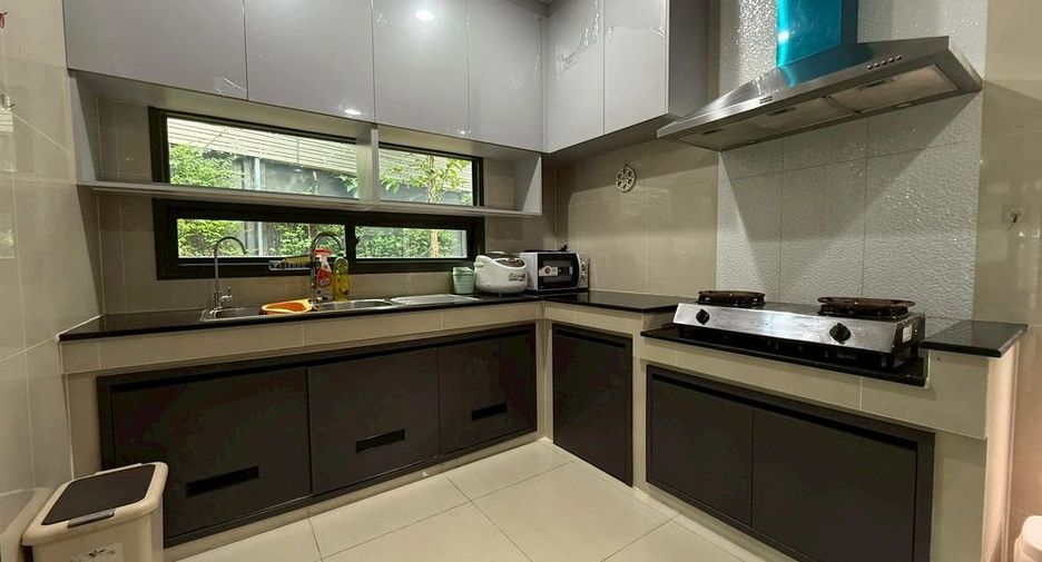 For rent 4 bedrooms house in Bang Kapi, Bangkok