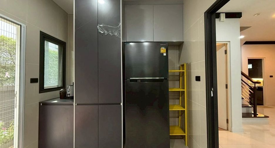 For rent 4 bedrooms house in Bang Kapi, Bangkok