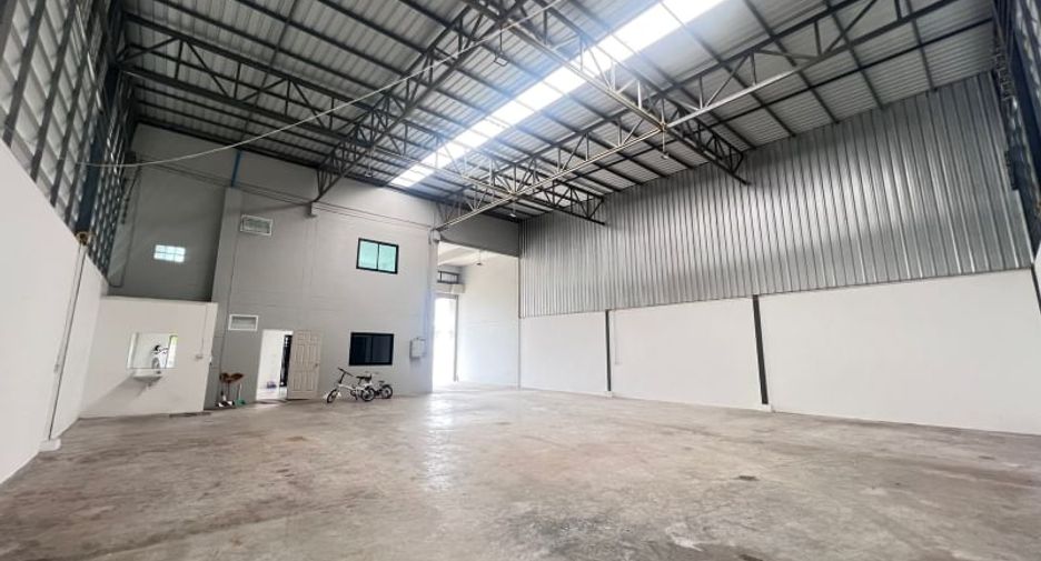 For rent 3 bedrooms warehouse in Lam Luk Ka, Pathum Thani