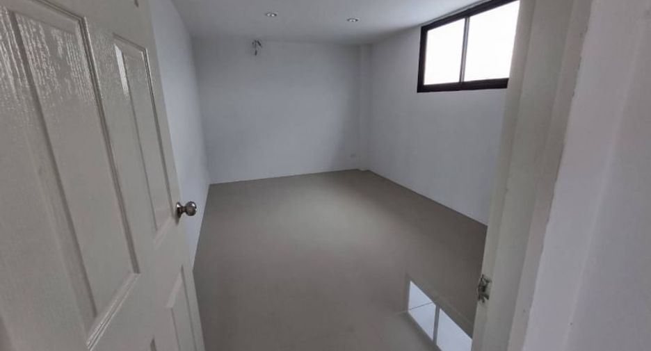 For rent 3 bedrooms warehouse in Lam Luk Ka, Pathum Thani