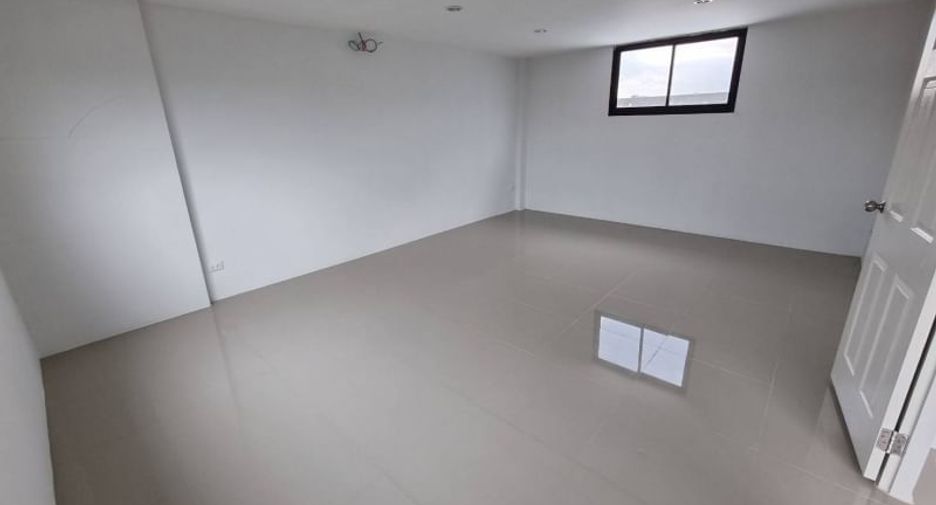 For rent 3 bedrooms warehouse in Lam Luk Ka, Pathum Thani
