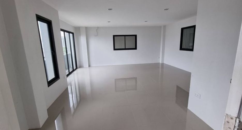 For rent 3 bedrooms warehouse in Lam Luk Ka, Pathum Thani