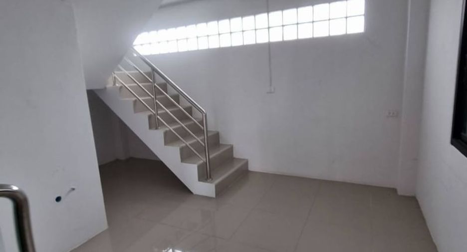 For rent 3 bedrooms warehouse in Lam Luk Ka, Pathum Thani