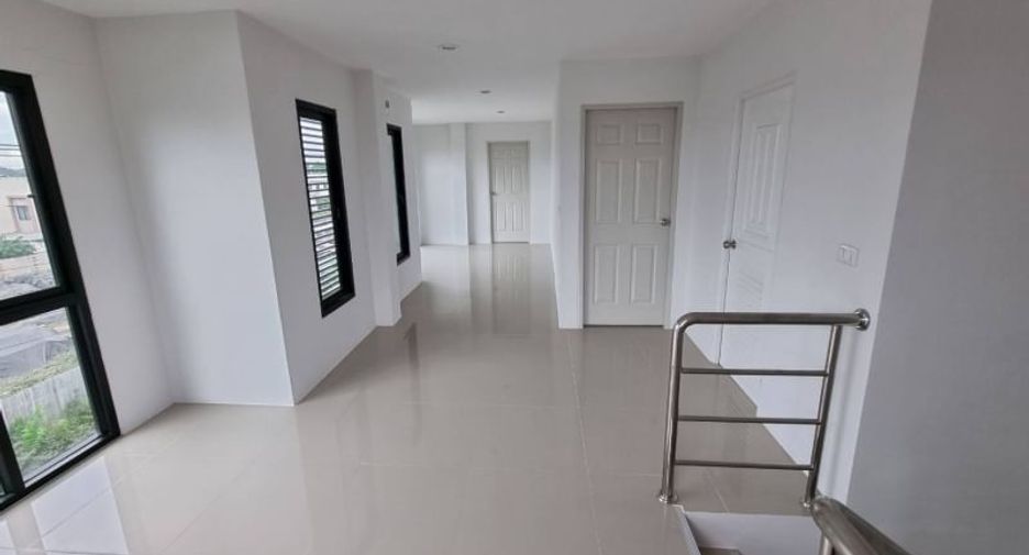 For rent 3 bedrooms warehouse in Lam Luk Ka, Pathum Thani