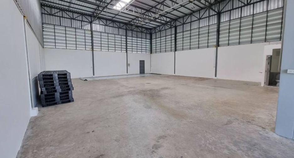 For rent 3 bedrooms warehouse in Lam Luk Ka, Pathum Thani