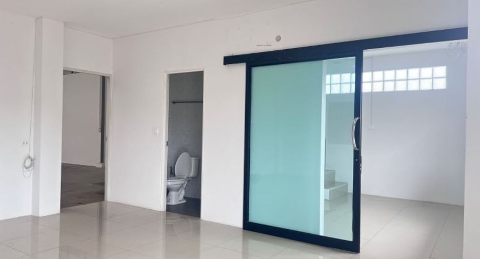 For rent 3 bedrooms warehouse in Lam Luk Ka, Pathum Thani