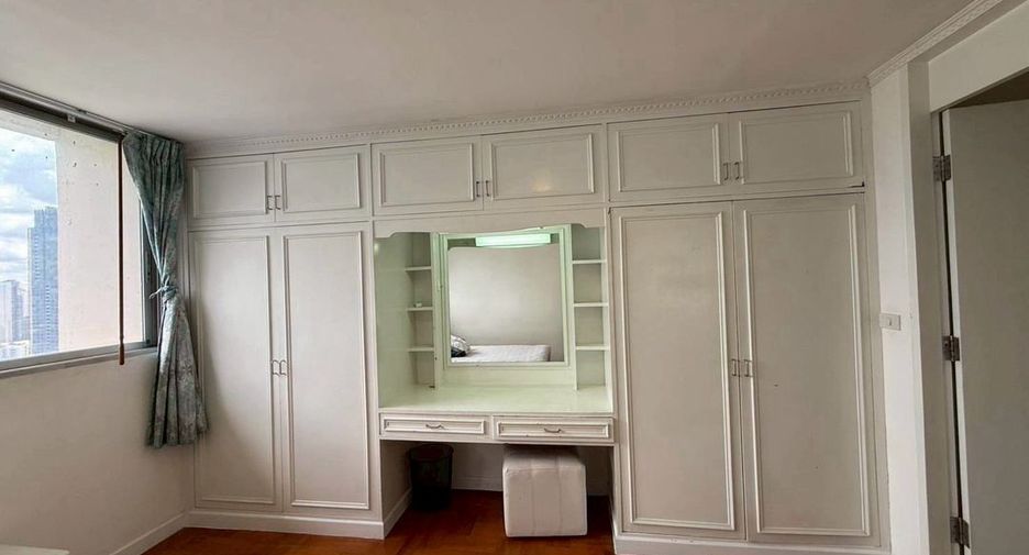 For rent 4 bedrooms condo in Watthana, Bangkok