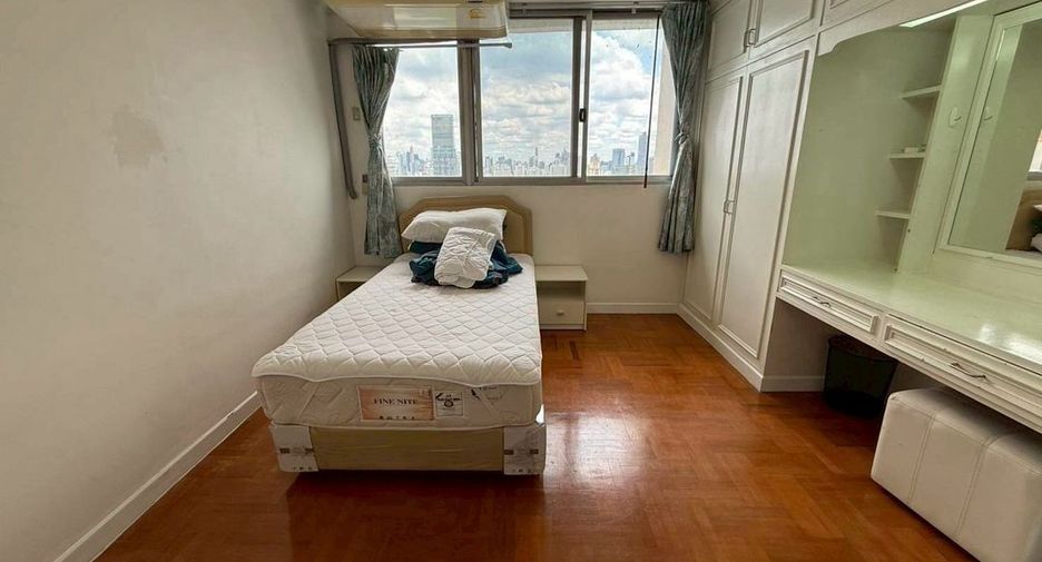 For rent 4 bedrooms condo in Watthana, Bangkok
