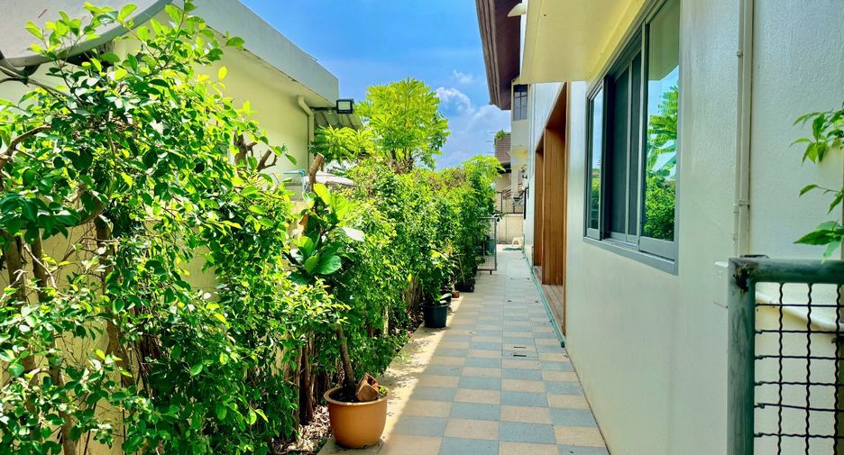 For sale 4 bedrooms house in Thawi Watthana, Bangkok
