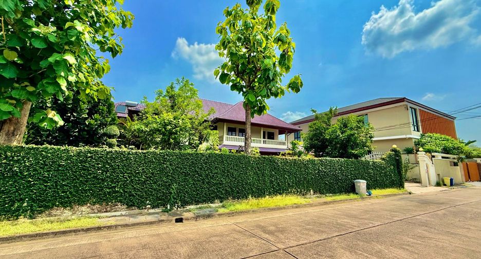 For sale 4 bedrooms house in Thawi Watthana, Bangkok