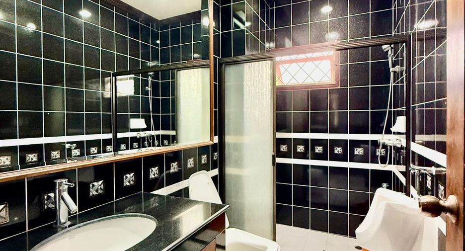 For sale 4 bedrooms house in Thawi Watthana, Bangkok