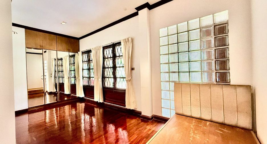 For sale 4 bedrooms house in Thawi Watthana, Bangkok